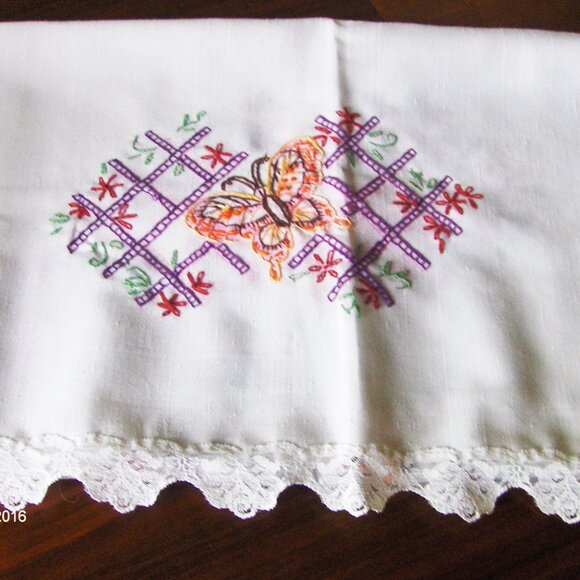 Lot of vintage linen embroidered napkins and tablecloths - Picture 9 of 16